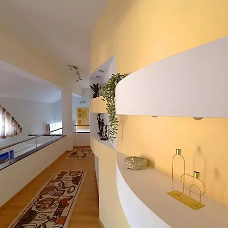 Marble Villa: Luxury Estate - But Intimate *